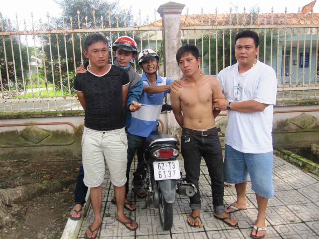 Đối tượng Nguyễn B&aacute; Phi c&ugrave;ng Phan Văn Th&agrave;nh bị c&aacute;c &ldquo;hiệp sĩ bắt v&agrave;o tuần trước nhưng kh&ocirc;ng hiểu v&igrave; sao&hellip; được thả!
