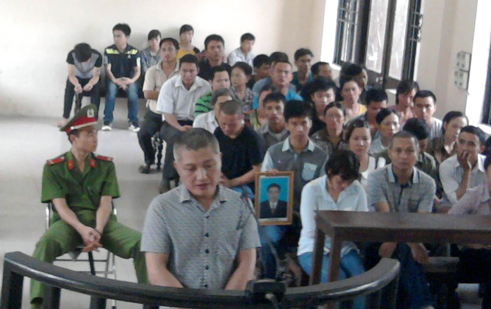 Giết bạn thân vì bắt quả tang ôm vợ trên giường nhà mình