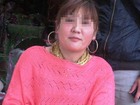 Người phụ nữ đeo hơn trăm cây vàng trên người