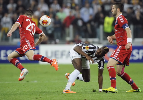 Paul Pogba đối đầu cùng Danic và Gonalons của Lyon
