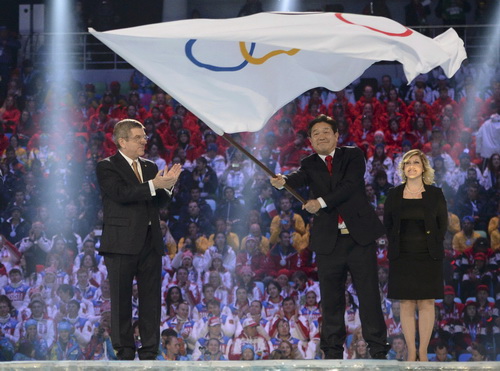 Chủ tịch IOC Thomas Bach trao cờ Olympic cho thị trưởng th&agrave;nh phố Pyeong Chang