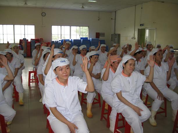 Người lao động tại Công ty Toàn Thắng biểu quyết nội dung trong thỏa ước lao động tập thể tại Hội nghị người lao động
ẢNH: KHÁNH AN