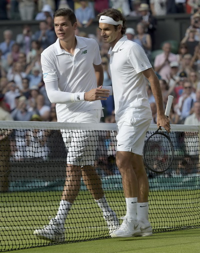 Federer (phải) sẽ đổ x&ocirc; nước đ&aacute; l&ecirc;n đầu v&igrave; h&agrave;nh động thiện nguyện, như Milos Raonic đ&atilde; l&agrave;m?