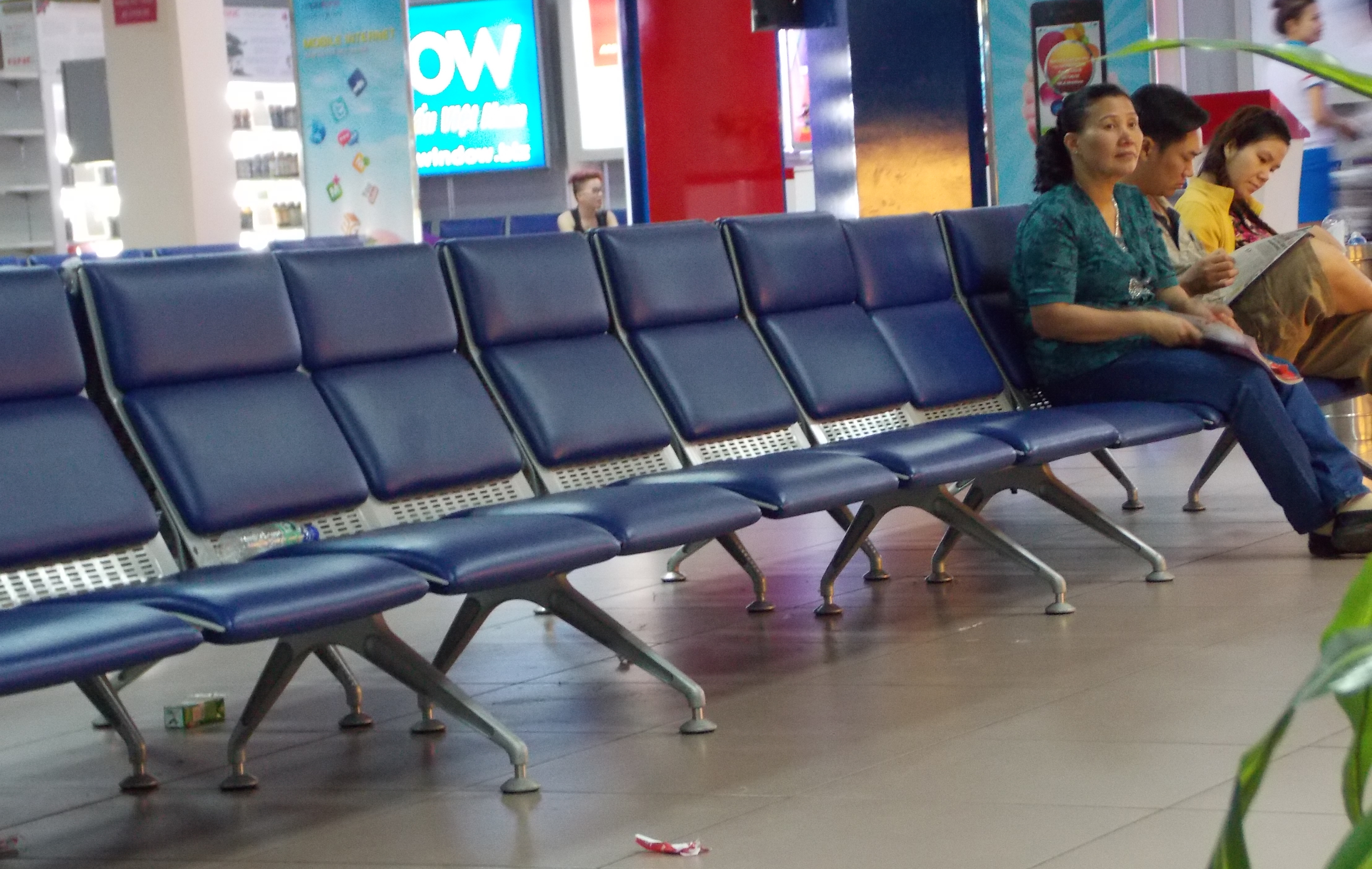 Vỏ hộp sữa uống hết v&agrave; r&aacute;c ở nơi đợi ra m&aacute;y bay s&acirc;n bay T&acirc;n Sơn Nhất...