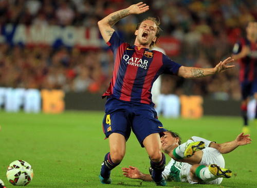 Tân binh Ivan Rakitic bị hậu vệ Elche đeo sát