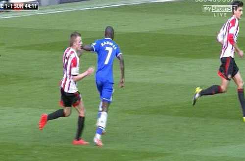 Ramires trả đũa bằng pha đ&aacute;nh nguội th&ocirc; bạo đối với Larsson, bị truyền h&igrave;nh ghi lại