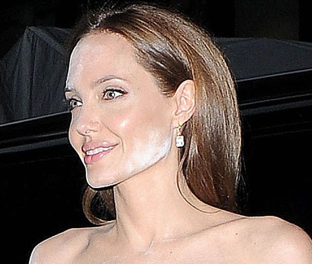 Angelina Jolie mặt loang lổ phấn dự lễ ra mắt phim