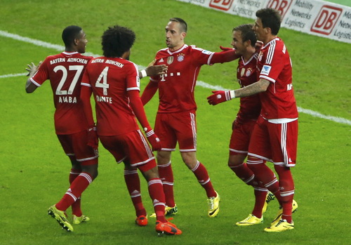 Ribery (giữa) và đồng đội mừng bàn thắng thứ ba trước Hertha Berlin