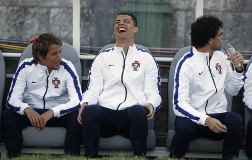 Ronaldo kh&aacute; thoải m&aacute;i tr&ecirc;n băng ghế dự bị b&ecirc;n cạnh Coentrao v&agrave; Pepe