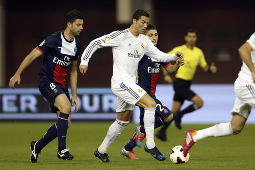 Ronaldo cũng chỉ xuất hiện trong hiệp một với v&agrave;i t&igrave;nh huống g&acirc;y kh&oacute; cho đối phương