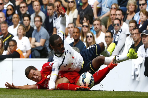 Danny Rose (trên) tranh chấp bóng với Manquilllo của Liverpool