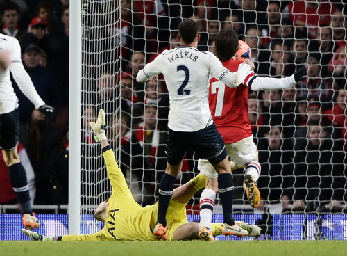 B&agrave;n thắng thứ nh&igrave; của Rosicky (7) định đoạt số phận trận derby