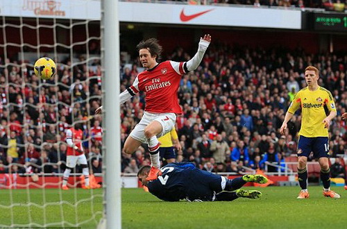 Rosicky cũng c&oacute; b&agrave;n thắng đầu ti&ecirc;n trong m&ugrave;a giải