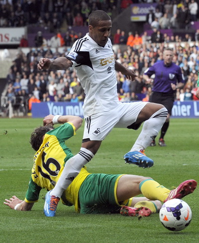 Routledge ghi bàn cho Swansea