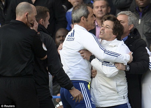 Trợ l&yacute; Rui Faria nổi sung sau khi bị truất quyền ngồi ở khu vực kỹ thuật Chelsea