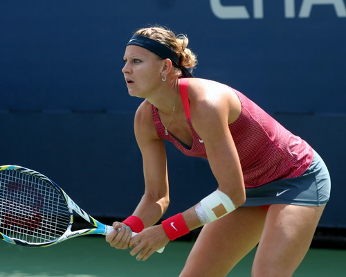 Lucie Safarova gây nhiều khó khăn cho đương kim vô địch Maria Sharapova