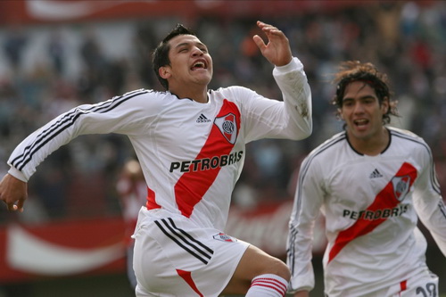 C&ugrave;ng kho&aacute;c &aacute;o River Plate với Radamel Falcao (phải)
