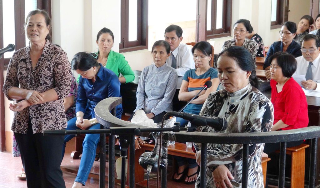 Bị c&aacute;o Nguyễn Thị Sạnh (trước v&agrave;nh m&oacute;ng ngựa) bị tuy&ecirc;n 17 năm t&ugrave; về tội &ldquo;Lừa đảo chiếm đoạt t&agrave;i sản&rdquo; của nhiều người.