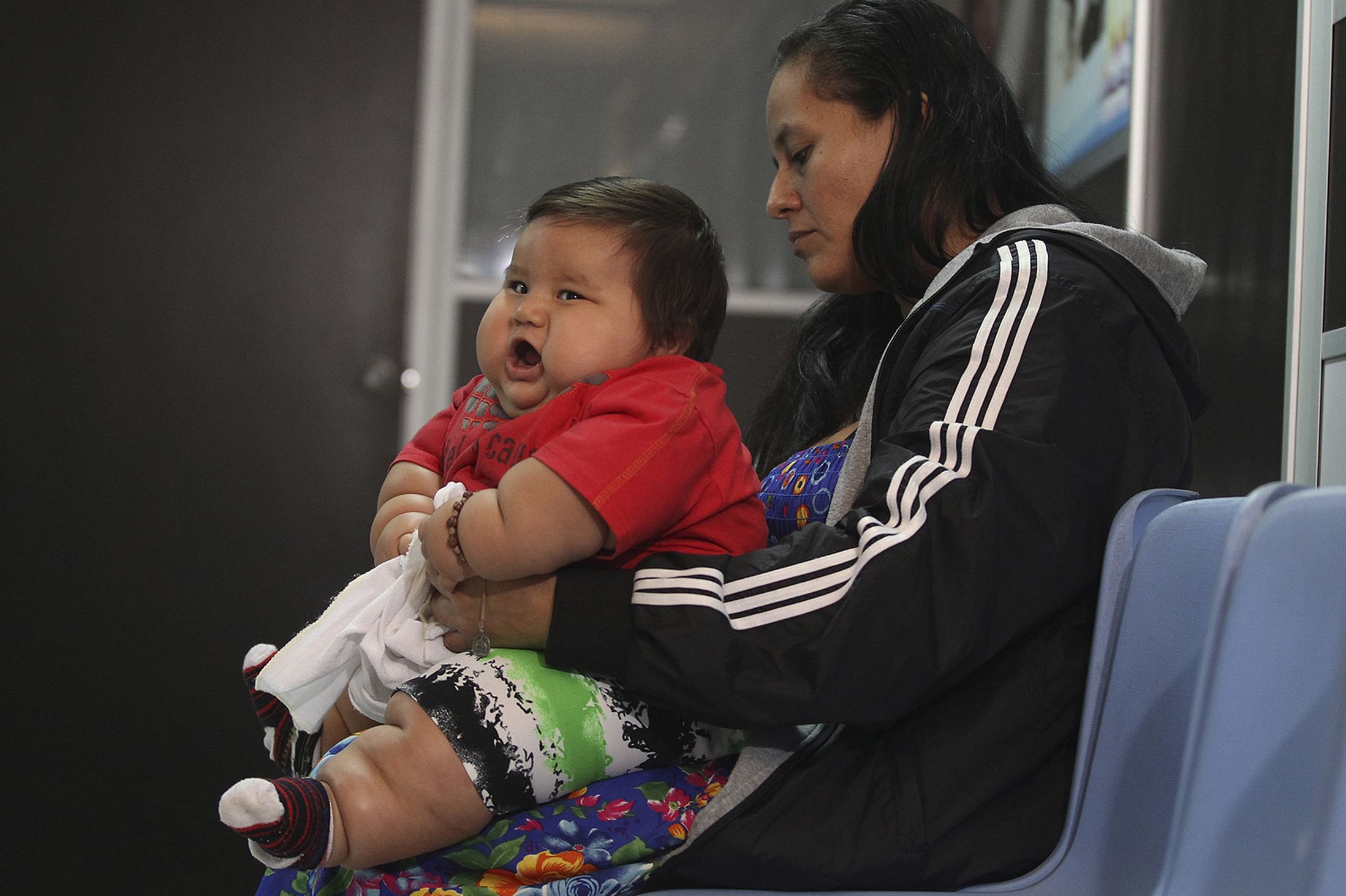 B&eacute; Santiago v&agrave; mẹ. Ảnh: Reuters