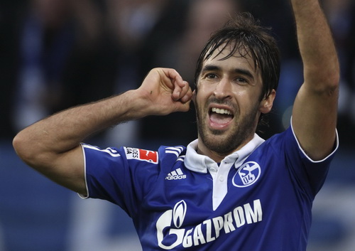 Khi thi đấu cho Schalke 04 ở Bundesliga