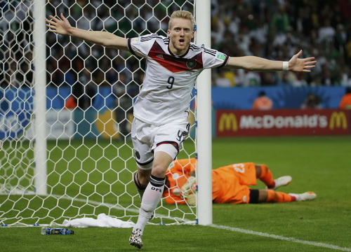 Schurrle và Ozil lập công, Đức chật vật vào tứ kết
