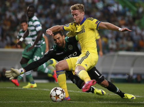 Andre Schurrle sút bóng trước thủ môn Sporting Lisbon