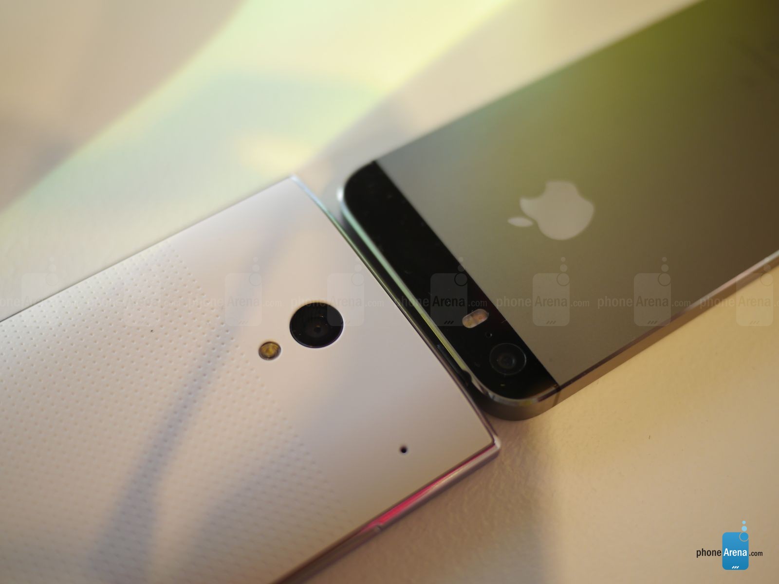 Sharp Aquos Crystal (tr&aacute;i) v&agrave; iPhone 5S
