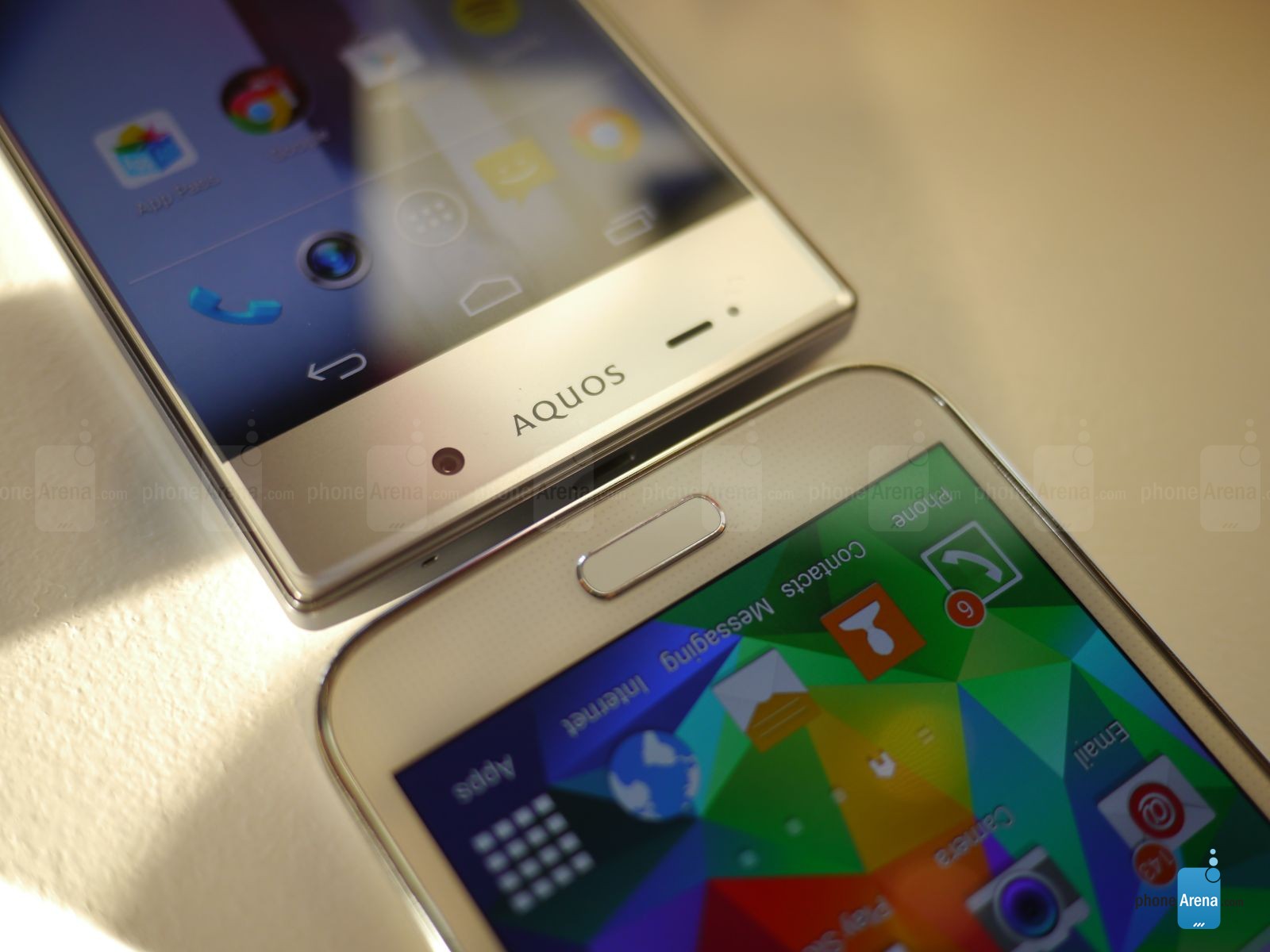Sharp Aquos Crystal (tr&aacute;i) v&agrave; Galaxy S5. Ảnh: Phone Arena.