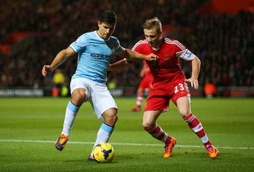 Luke Shaw đối đầu cùng Sergio Aguero khi còn thi đấu cho Southampton