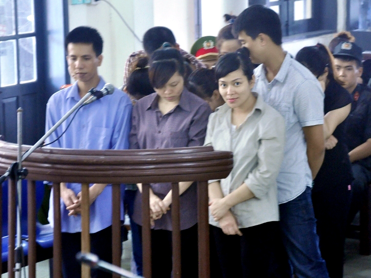 &ldquo;Si&ecirc;u lừa&rdquo; B&ugrave;i Thị Thu Hằng (b&igrave;a phải h&agrave;ng đầu) c&ugrave;ng c&aacute;c đồng phạm tại t&ograve;a ph&uacute;c thẩm