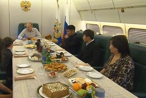 Ông Putin ăn tối với người dân trên chuyên cơ