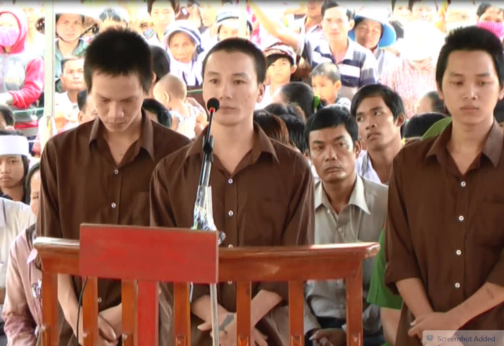 Bị c&aacute;o Sơn (b&igrave;a tr&aacute;i) d&ugrave; đang chờ xử ph&uacute;c thẩm trong vụ &aacute;n &ldquo;Cố &yacute; g&acirc;y thương t&iacute;ch&rdquo; nhưng vẫn thể hiện chất c&ocirc;n đồ, ra tay giết người n&ecirc;n phải nhận &aacute;n tử h&igrave;nh.