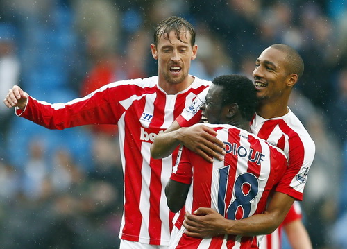 Stoke quật ngã Man City, Swansea tạm chiếm ngôi đầu