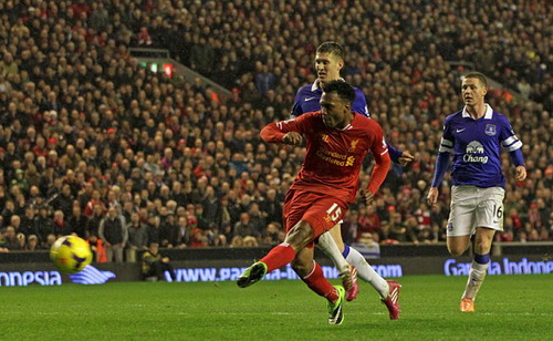Sturridge lập c&uacute; đ&uacute;p b&agrave;n thắng trong trận