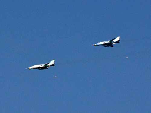 SU-30, SU-27 bổ nhào ném bom trên biển