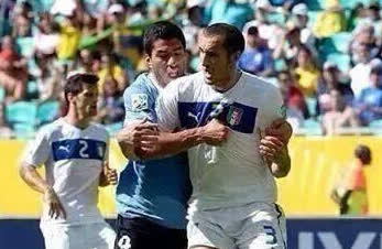 Suarez có ý định cắn Chiellini từ năm ngoái?