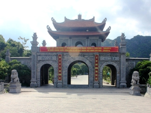 Sư tử đá án ngữ trước Di tích lịch sử Cố đô Hoa Lư
