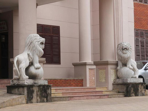 Nhiều công sở ở Nghệ An dùng tượng sư tử đá lạ trang trí