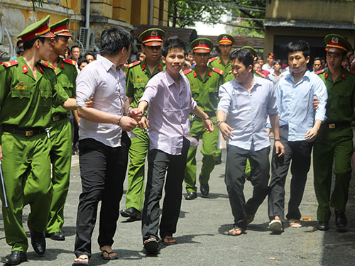 Thấy anh bị đánh hội đồng, em giết người