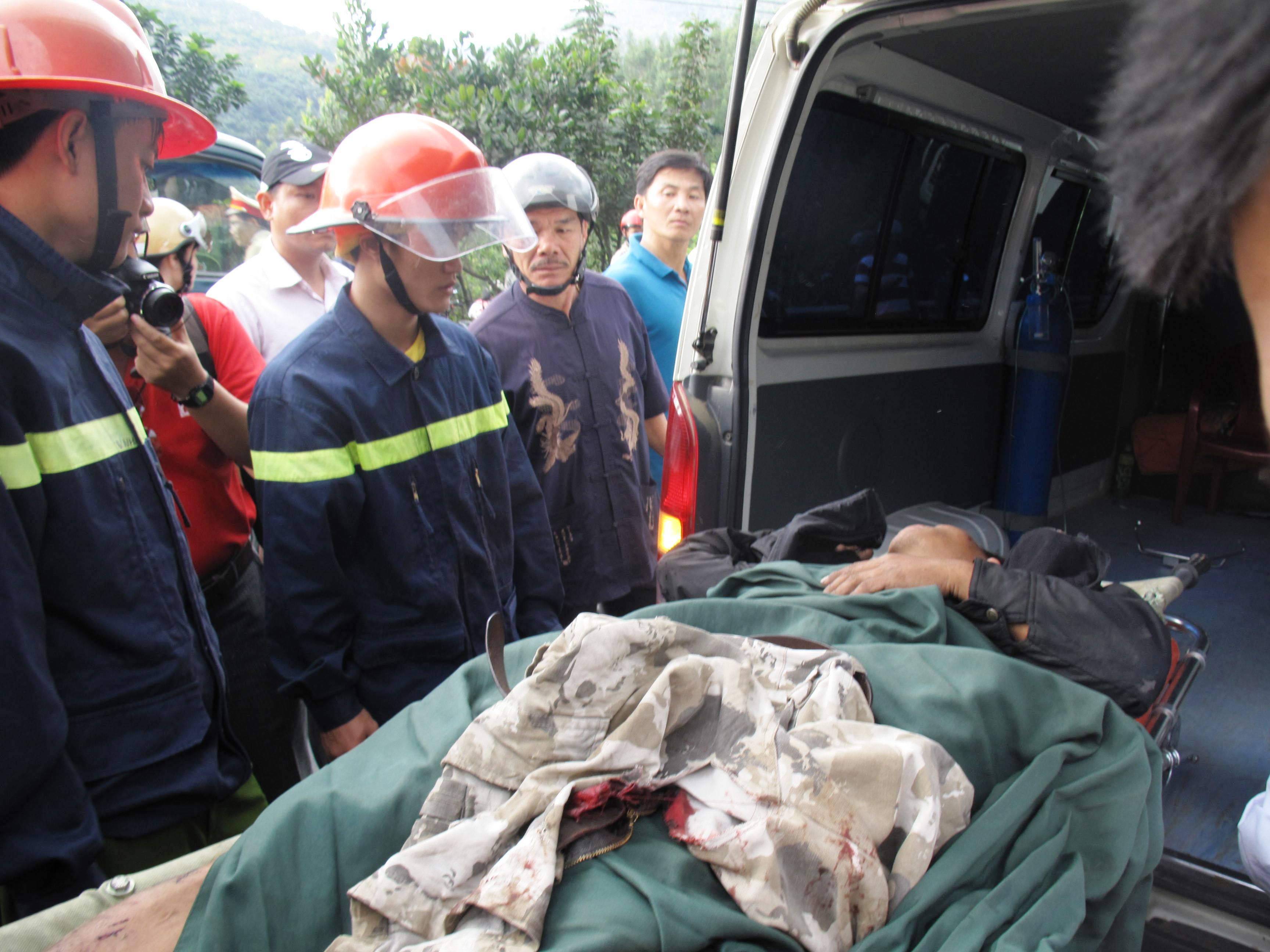 T&agrave;i xế Trung bị g&atilde;y 2 ch&acirc;n đang sơ cứu để chuyển đến Bệnh viện đa khoa Ph&uacute; Y&ecirc;n cấp cứu