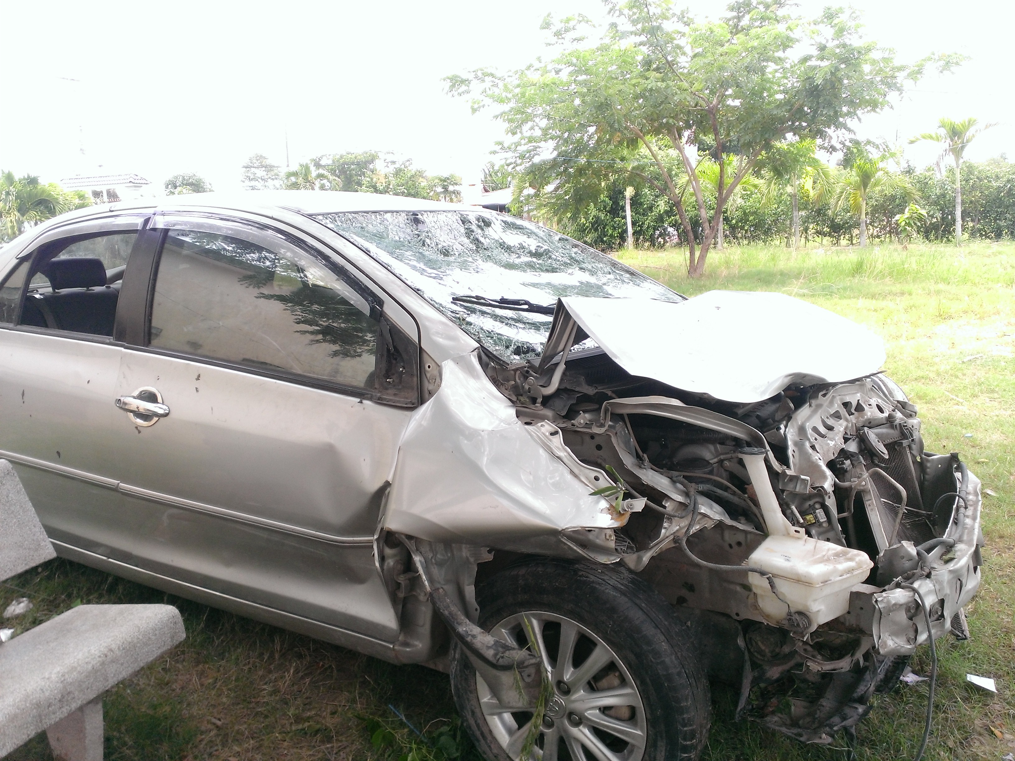Chiếc xe bị n&aacute;t phần đầu