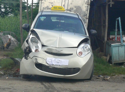 Xe buýt tông taxi, người đi xe gắn máy chết oan