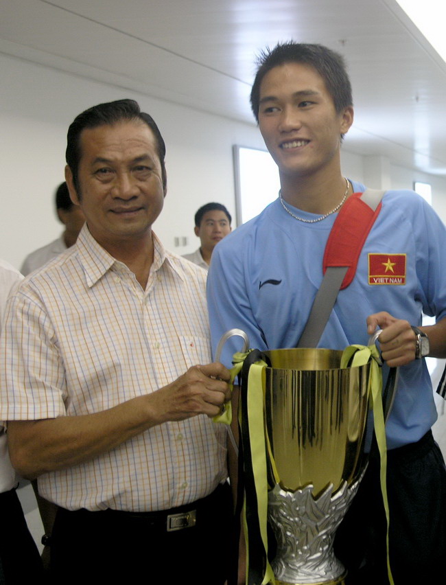 Hai chứng nhận của lịch sử - đội trưởng hai đội b&oacute;ng Việt Nam v&ocirc; địch Mardeka Cup 1966 (Tam Lang) v&agrave; 2008 (Mai Xu&acirc;n Hợp)
