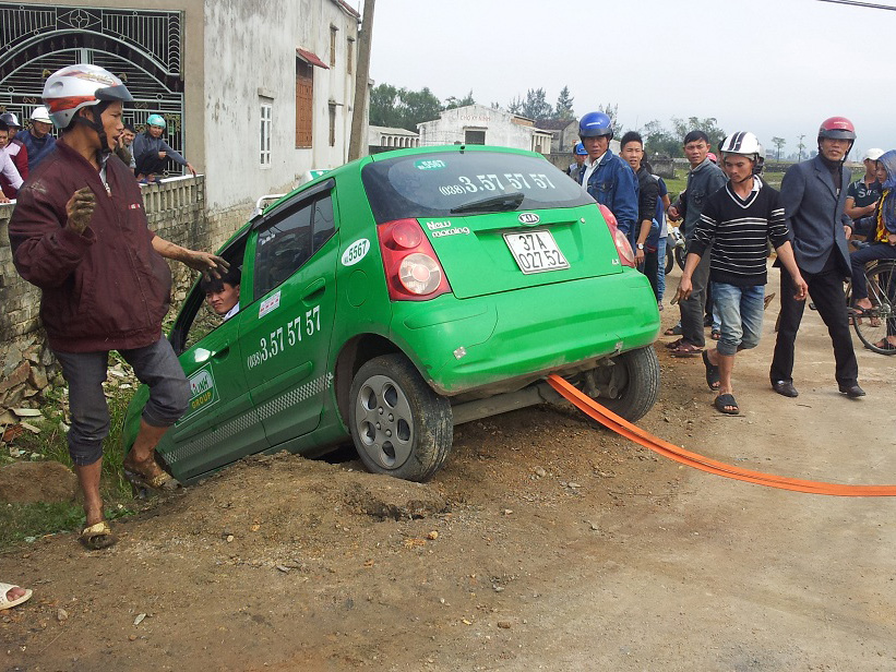 Chạy trốn CSGT, taxi Mai Linh đánh võng, lao xuống hố sâu