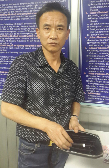 T&ecirc;n trộm người Trung Quốc Xu Haisheng c&ugrave;ng tang vật l&agrave; chiếc v&iacute; của kh&aacute;ch người Nhật Bản - Ảnh: CTV