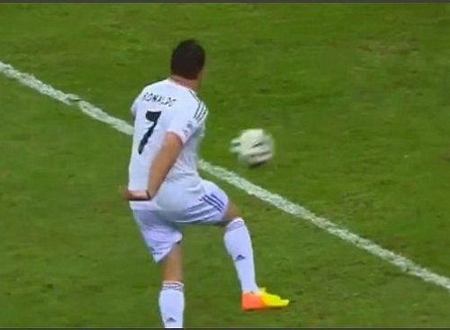 ... rồi tham gia tình huống đá phạt của Real Madrid