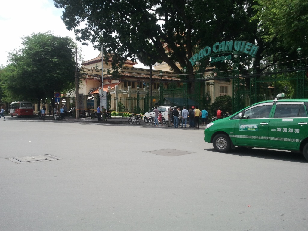 Cãi nhau, tài xế taxi đâm chết người trước Thảo Cầm Viên