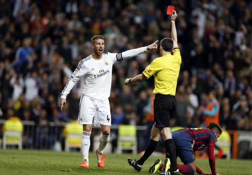 Tấm thẻ đỏ của Ramos l&agrave; bước ngoặt của trận đấu