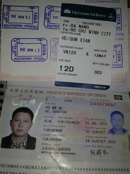 Ảnh chụp thẻ l&ecirc;n m&aacute;y bay v&agrave; hộ chiếu của người Trung Quốc ngang nhi&ecirc;n giở tr&ograve; ăn cắp tr&ecirc;n m&aacute;y bay Việt Nam