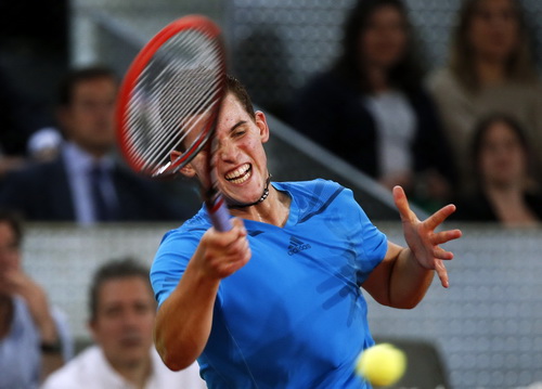 Wawrinka thua sốc đối thủ trẻ, Federer rút lui do bận làm cha